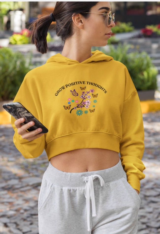 A CUTE LADY IS WEARING A CROP HOODIE OF TRENDYATRI