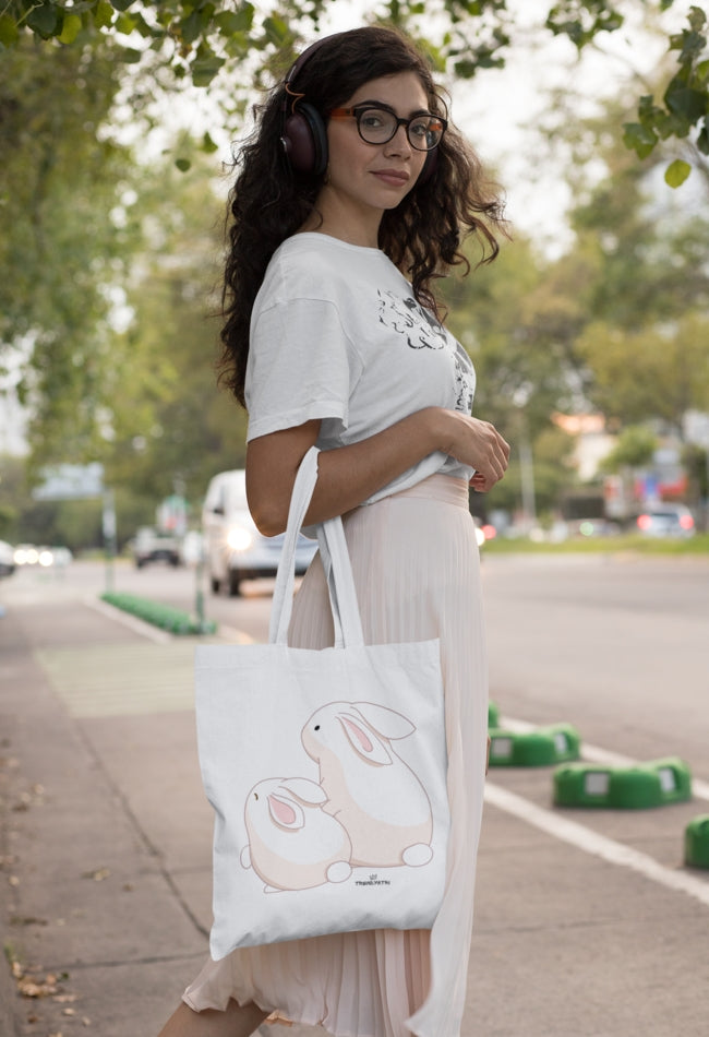 A WOMAN CARYYING A TOTE BAG OF TRENDYATRI