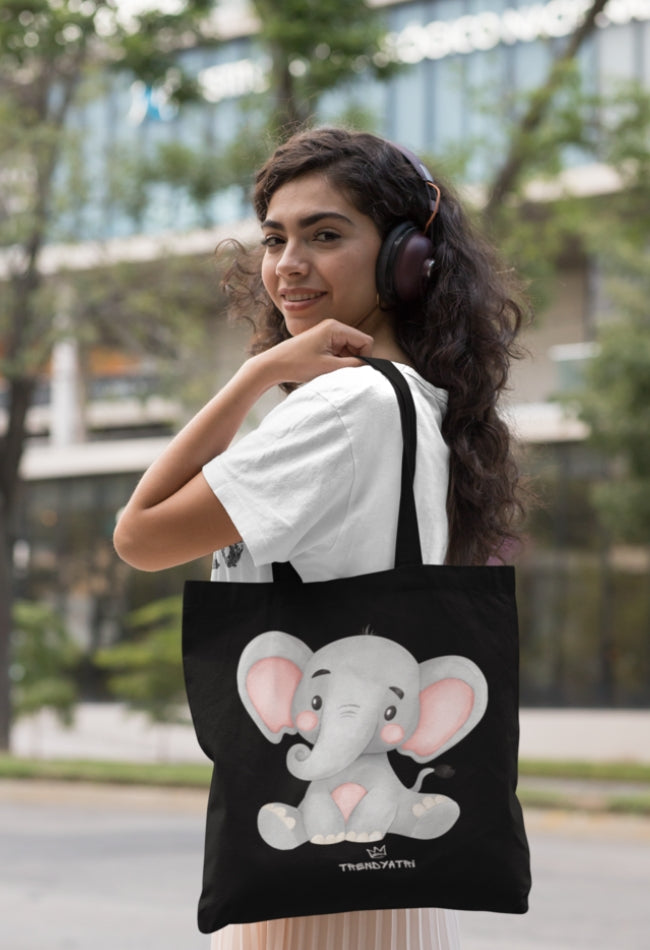 A LADY STANDING WITH A TOTE BAG OF TRENDYATRI